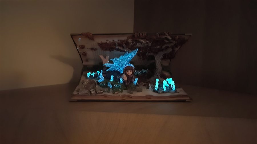 Fairy forest, the Weirwood red tree in the dark