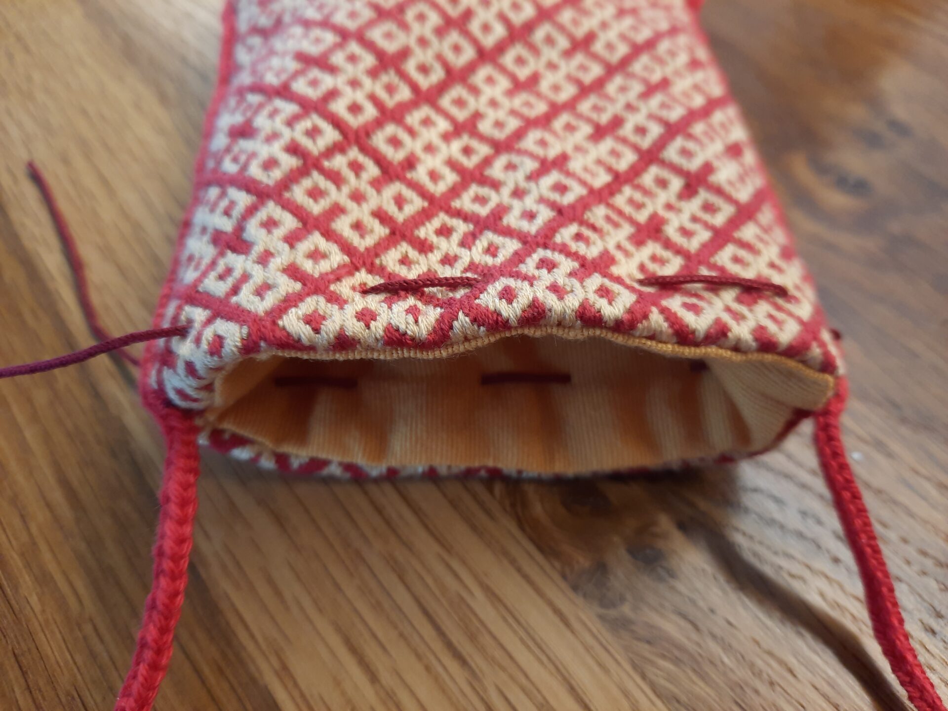 Brick stitch embroidered Medieval purse | #LRCrafts
