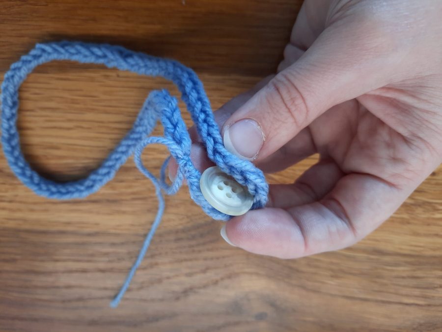 How to make a knotted bracelet with the lucet