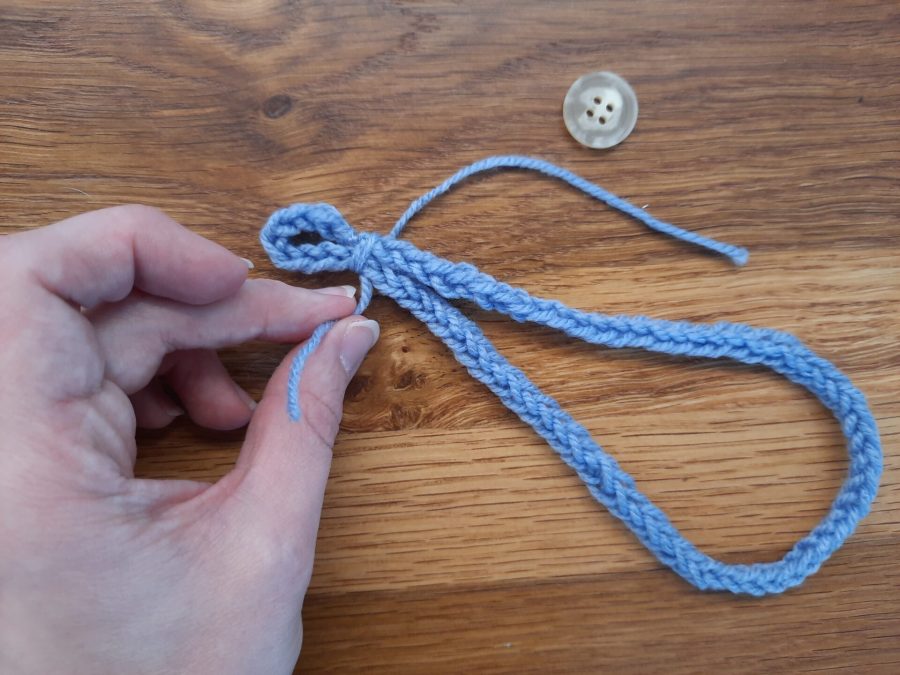 How to make a knotted bracelet with the lucet
