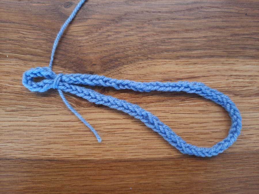 How to make a knotted bracelet with the lucet