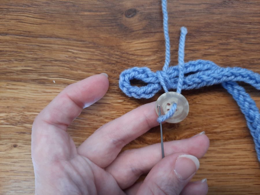 How to make a knotted bracelet with the lucet