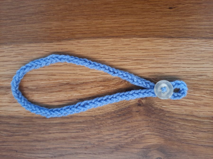 How to make a knotted bracelet with the lucet