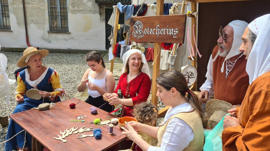 Our first lucet workshop during Belgioioso Medievale, 3rd June 2023, with our friends Ruggero and Angela from the Compagnia dei Servi Melegnano