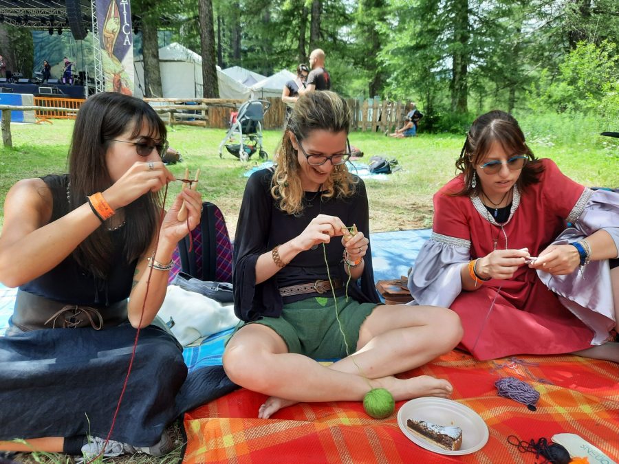 An improvised and spontaneous lucet workshop with friends at Celtica Festival 2023
