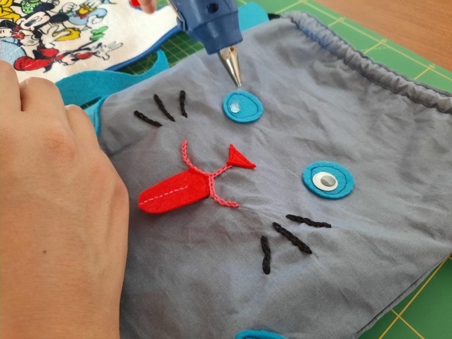 The final touches on my cat bag: glueing the googly eyes