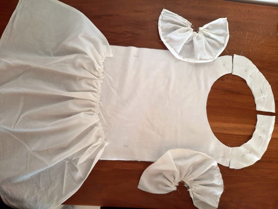 Making the apron for my Alice in Wonderland costume: all the pieces just before assembly