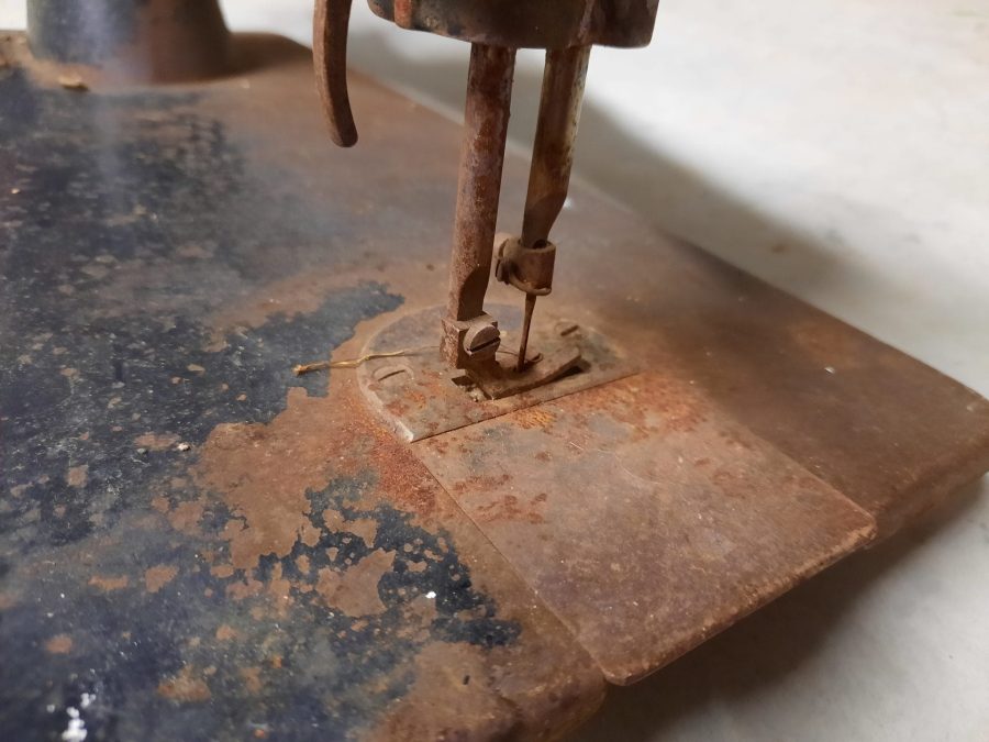 A Singer sewig machine in poor, rusty condition. Would a restoration lift its value?