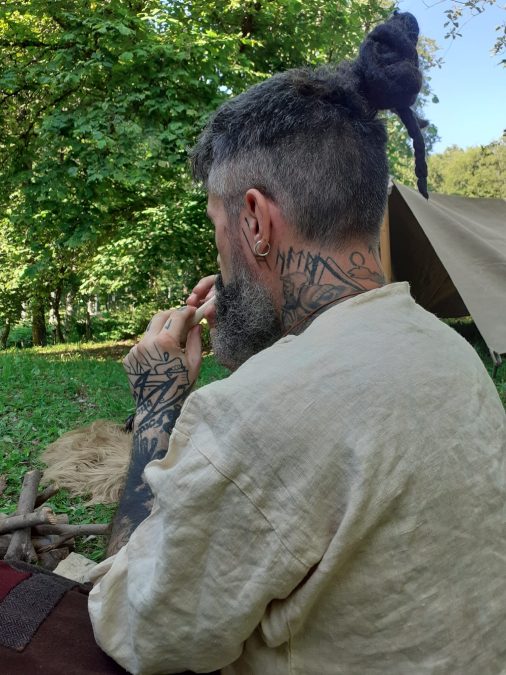 Artigiani del passato: in viaggio con Visundr nella rievocazione vichinga
