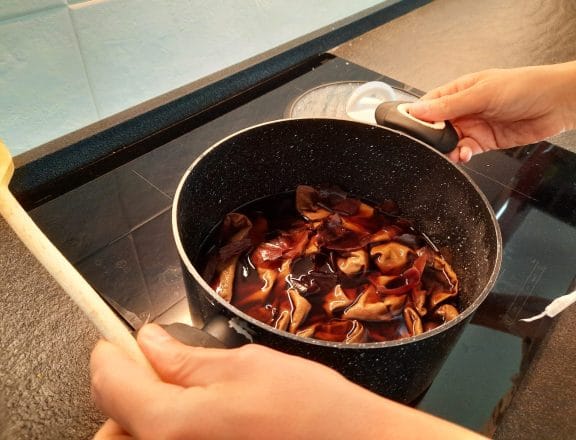 Making a kid's Medieval tunic: dyeing with onions