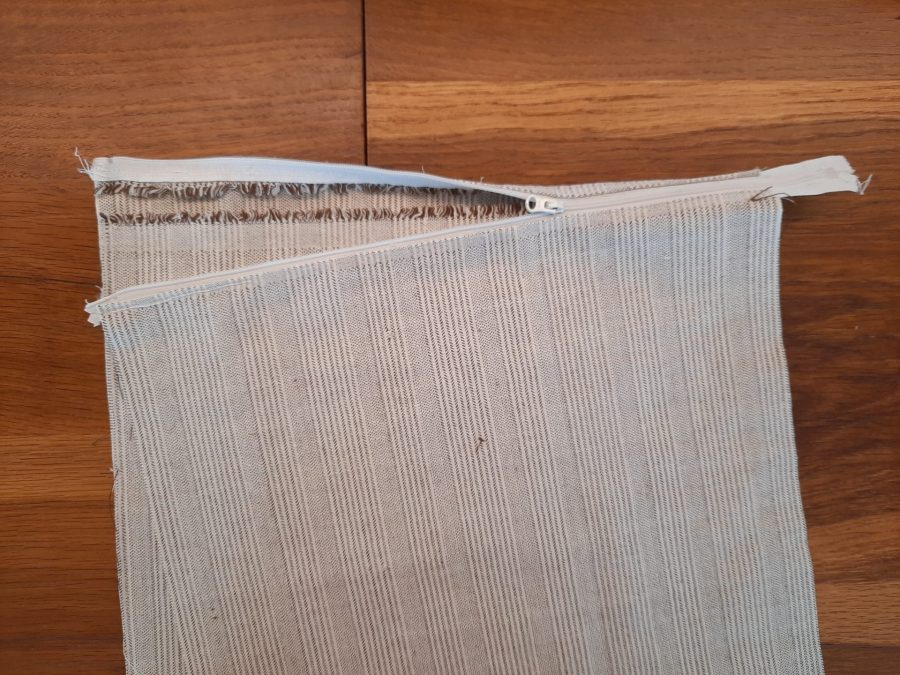 Attaching the second side of the zipper for my embroidery project travel bag: check that you are pinning correctly before sewing