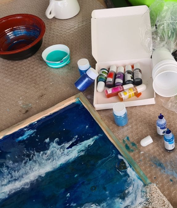 Making an epoxy resin beach: tools and colors