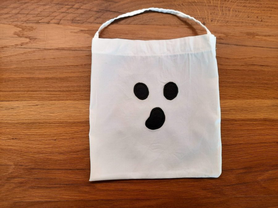 Ghost costume for Halloween: the matching candy bag