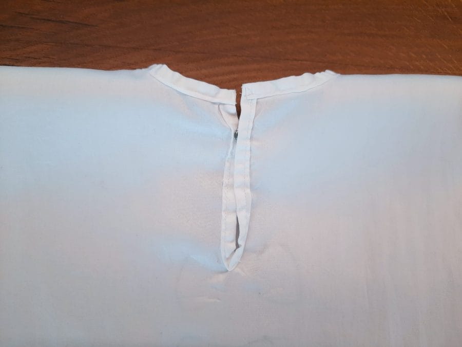 Ghost costume for Halloween: the opening on the back
