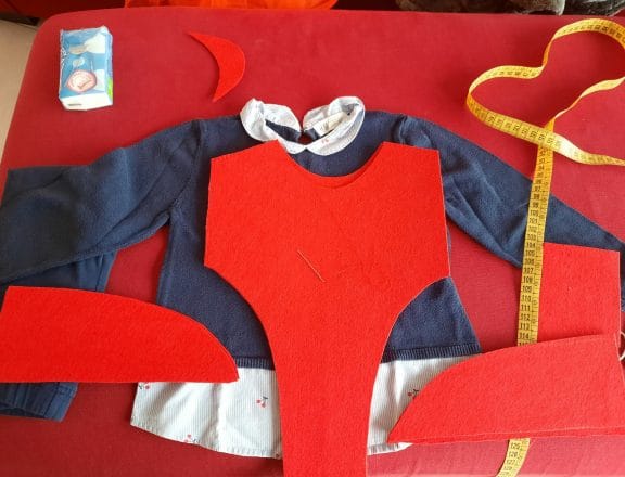 Making a quick spiderman costume for my daughter: all the felt pieces ready for assembly