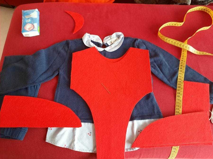 Making a quick spiderman costume for my daughter: all the felt pieces ready for assembly