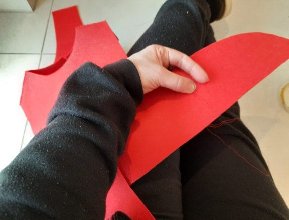 Making a quick spiderman costume for my daughter: attaching the belt to the front panel