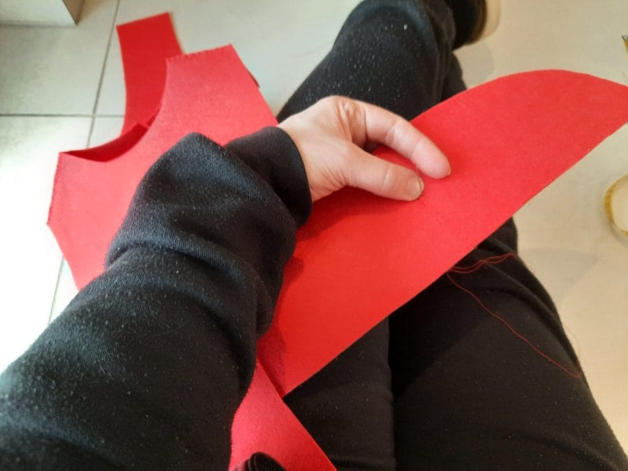 Making a quick spiderman costume for my daughter: attaching the belt to the front panel