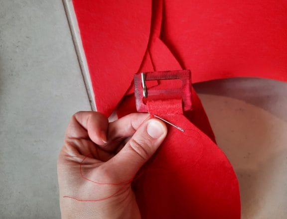 Making a quick spiderman costume for my daughter: sewing the buckle to the belt