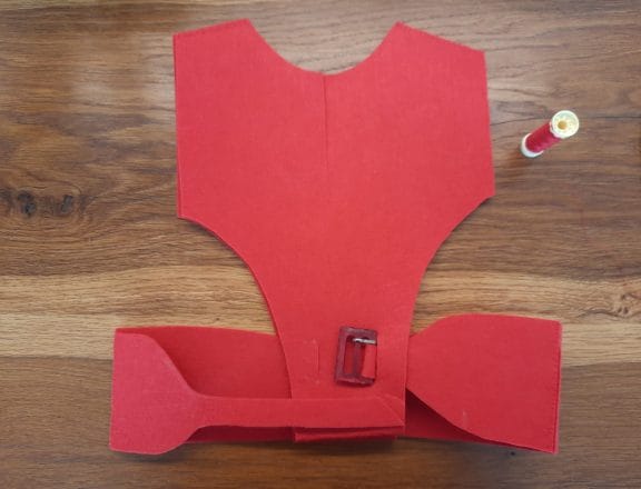 Making a quick spiderman costume for my daughter: the buckle on the back