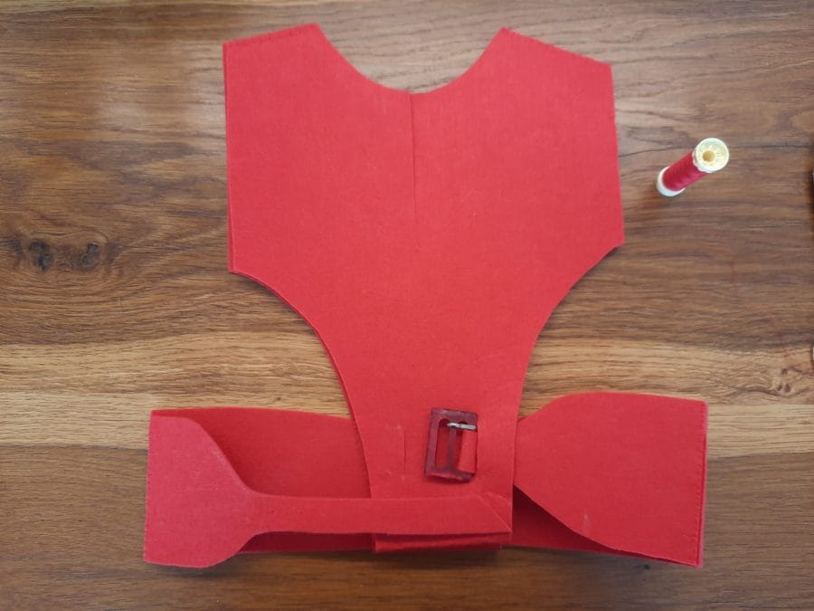 Making a quick spiderman costume for my daughter: the buckle on the back