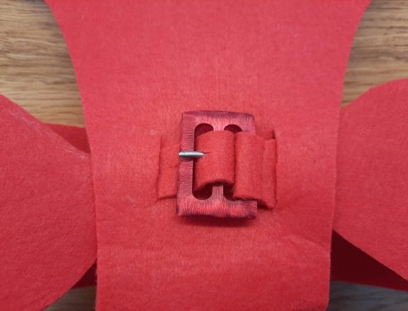 Making a quick spiderman costume for my daughter: the buckle on the back