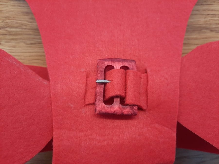 Making a quick spiderman costume for my daughter: the buckle on the back