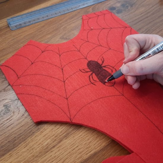 Making a quick spiderman costume for my daughter: drawing the spider and spider web