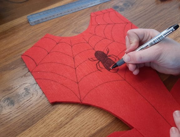 Making a quick spiderman costume for my daughter: drawing the spider and spider web