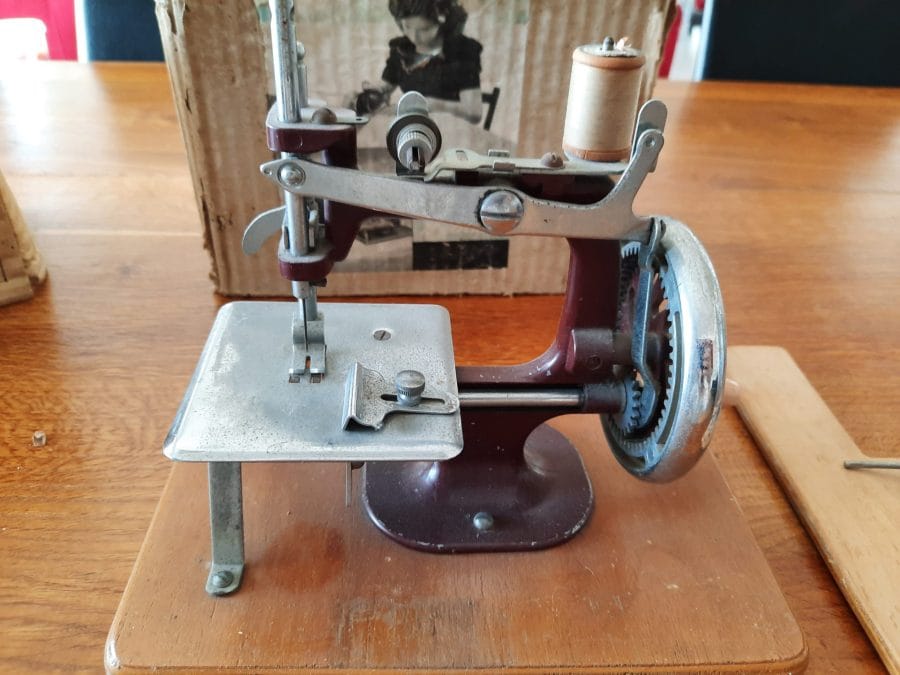 My vintage miniature Essex MK1 sewing machine as it came out of the box