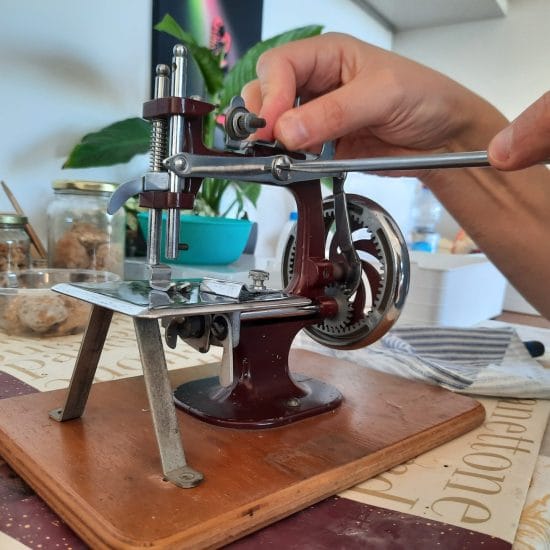 Unmounting the main mechanism of my Essex MK1 miniature sewing machine