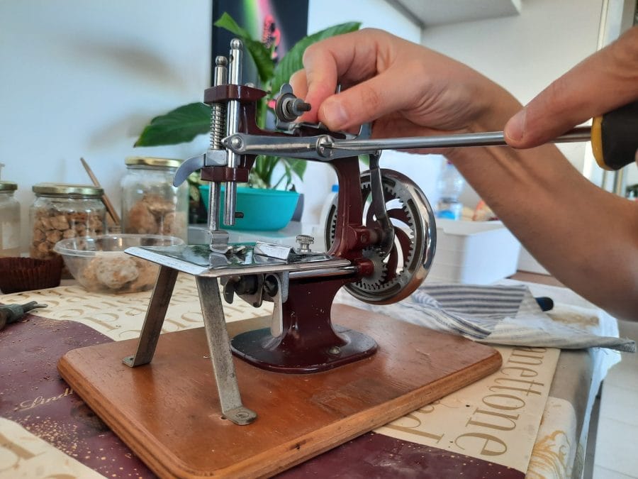 Unmounting the main mechanism of my Essex MK1 miniature sewing machine