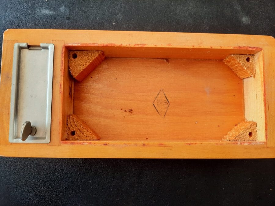 I removed the base from my Orsha sewing machine, since it was mounted the other way around