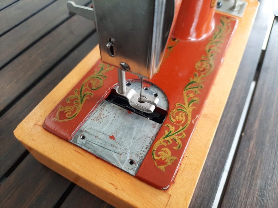 Detail of the feed dogs of my Orsha sewing machine without the needle plate