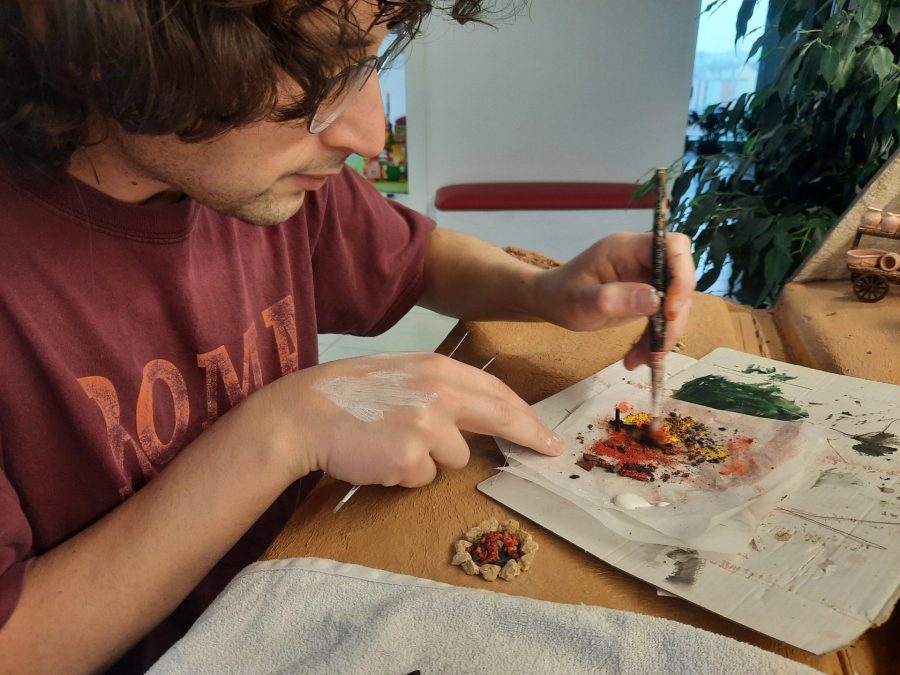 Making a Nativity diorama inside an antique steamer trunk: giving life to the bonfires
