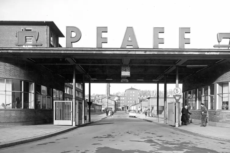 The main entrance of Pfaff in Königstraße in Kaiserslautern in 1960, from the city archives