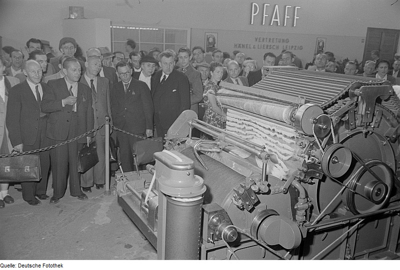 Visitors at the demonstration of a Pfaff textile machine at the 1953 Technical Fair (Deutsche Fotothek‎)