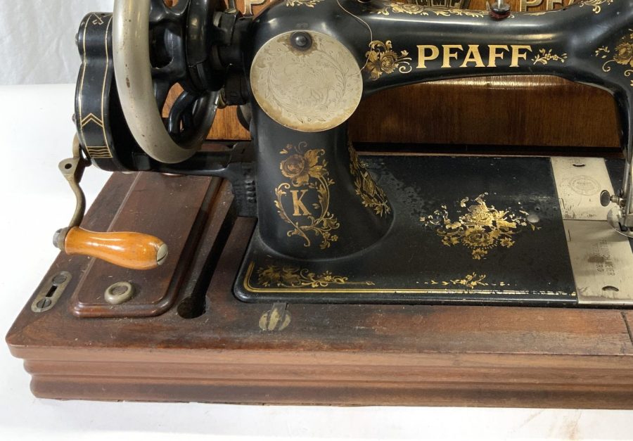 When the model of a Pfaff vintage sewing machines is displayed on the front body of the machine, you can usually find it also on the back, integrated with the decals (if present).