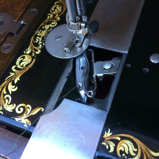Singer sewing machine with Rococò decals