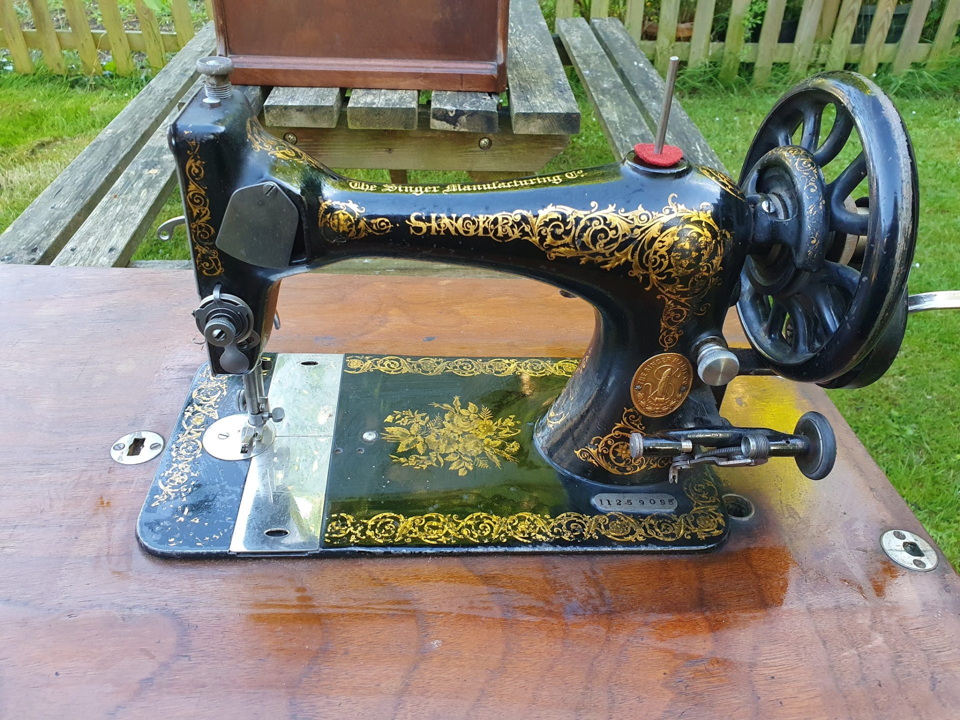 Singer decal set Scrolls and Roses