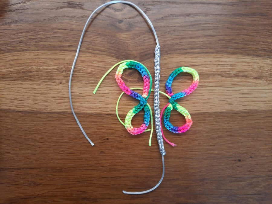 How to make a butterfly using the lucet: here the three cords I made, placed in the shape of the wings and body, ready to be assembled