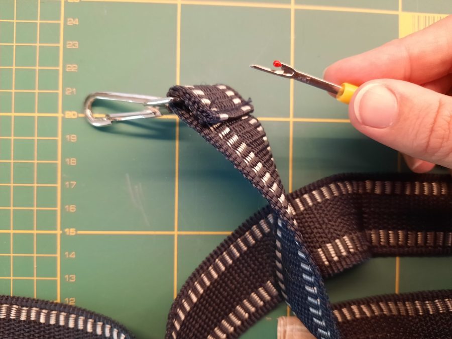 Ripping an old shoulder strap to reuse its metal hardware for my bodhran bag's custom strap