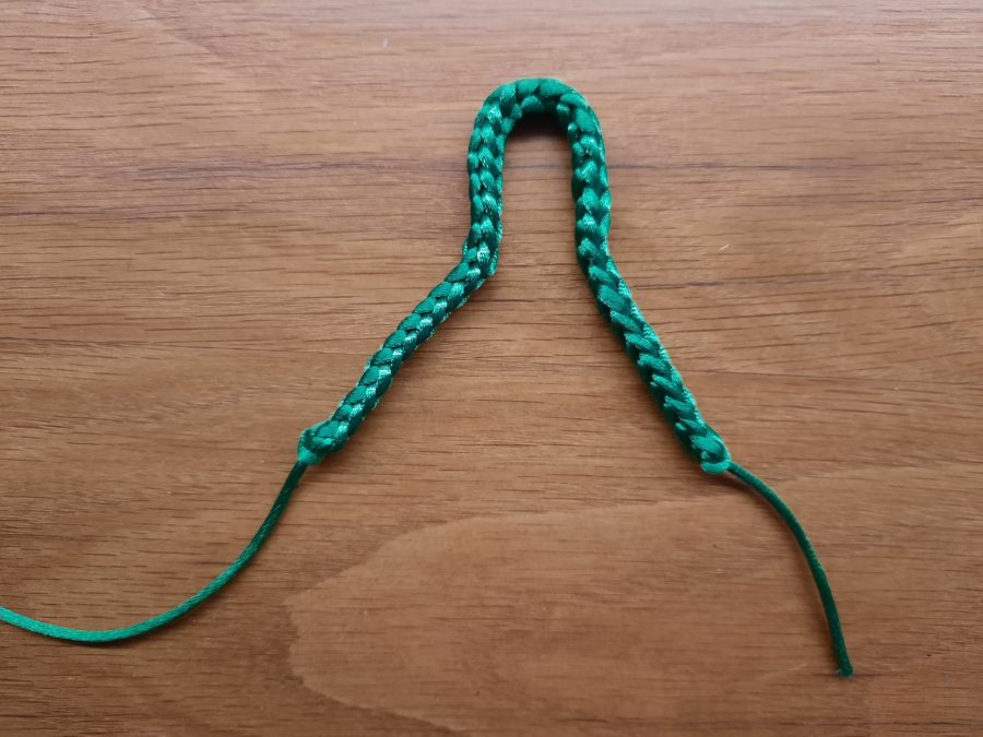 Making the octopus toy with the lucet: I folded the first cord roughly to obtain the octopus shape, to see the head on top and the tentacles on bottom. A way to give you an idea of the final size