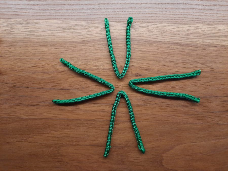 Making the octopus toy with the lucet: find the midpoints of each cord