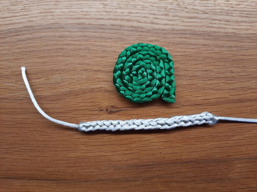 Making the snail toy with the lucet: a second shorter cord will become the crawling body