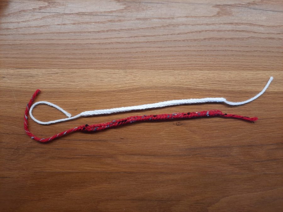 How to make a toy lollipop with the lucet: you need two cords in different colors