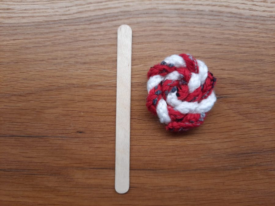 How to make a toy lollipop with the lucet: your spiral finished, attach it on the back to a popsicle stick
