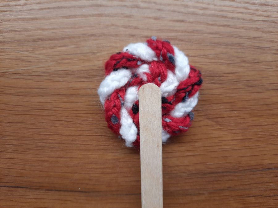How to make a toy lollipop with the lucet: your spiral finished, attach it on the back to a popsicle stick