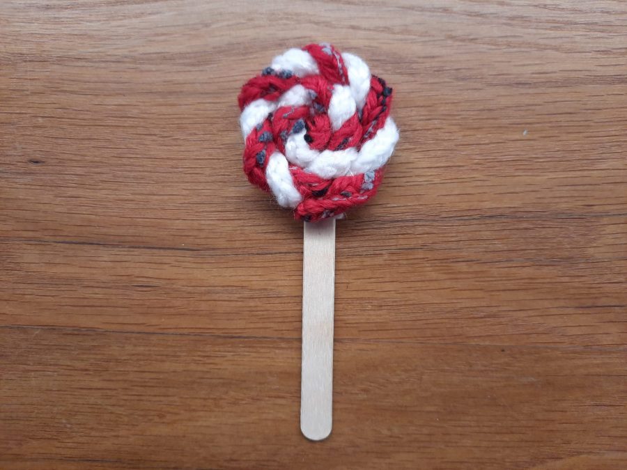 How to make a toy lollipop with the lucet: your spiral finished, attach it on the back to a popsicle stick