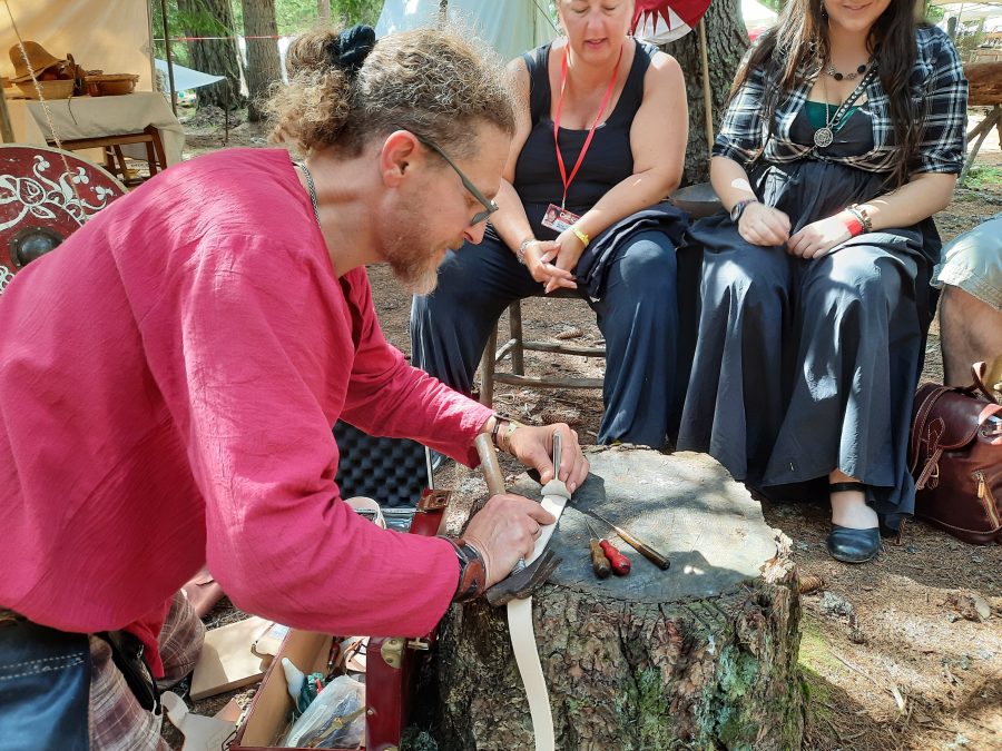 Celtica Valle d'Aosta: making a leather bracelet with Tres Lunas